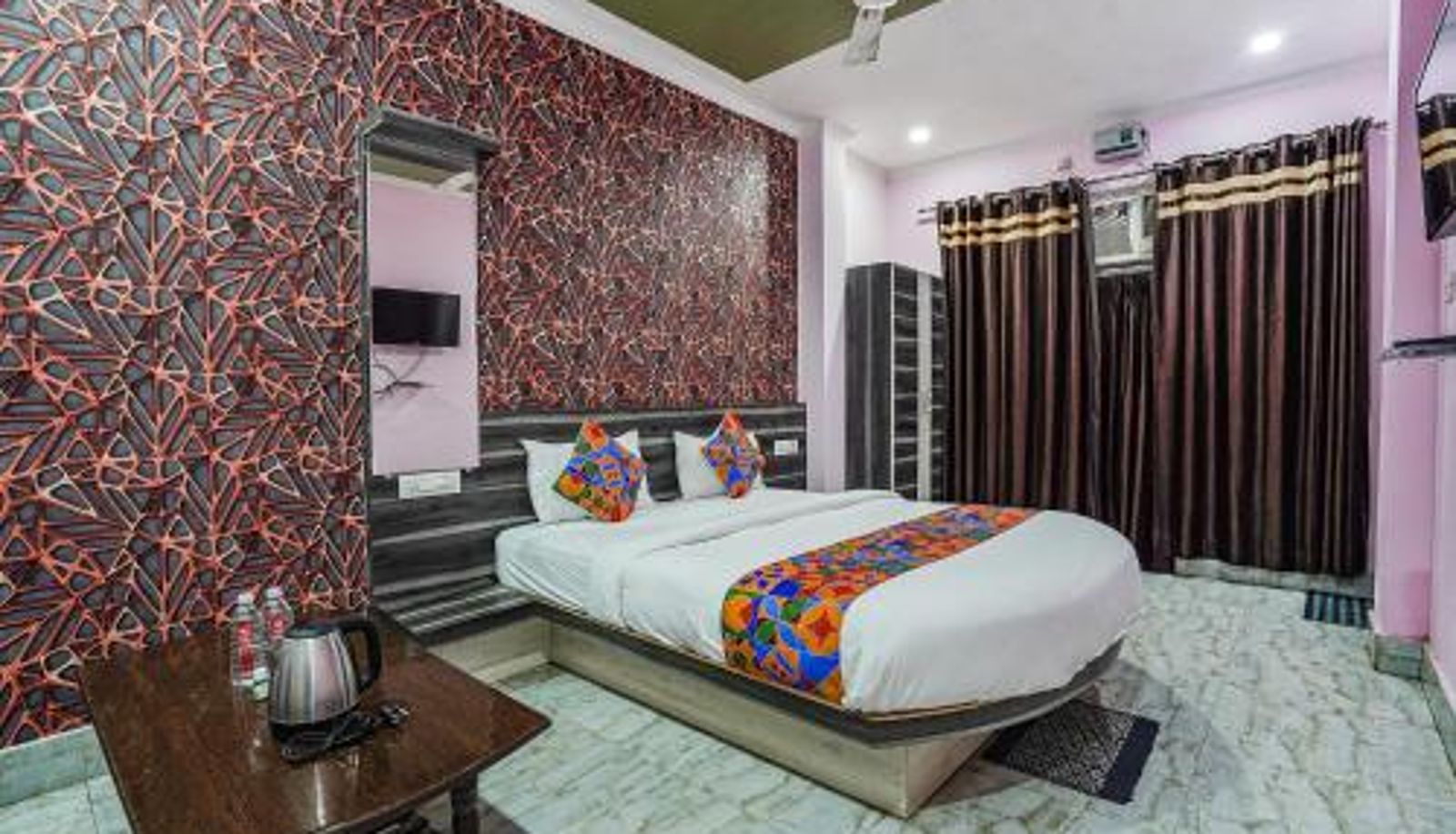 Información - FabHotel Deepak Palace - Assi Ghat
