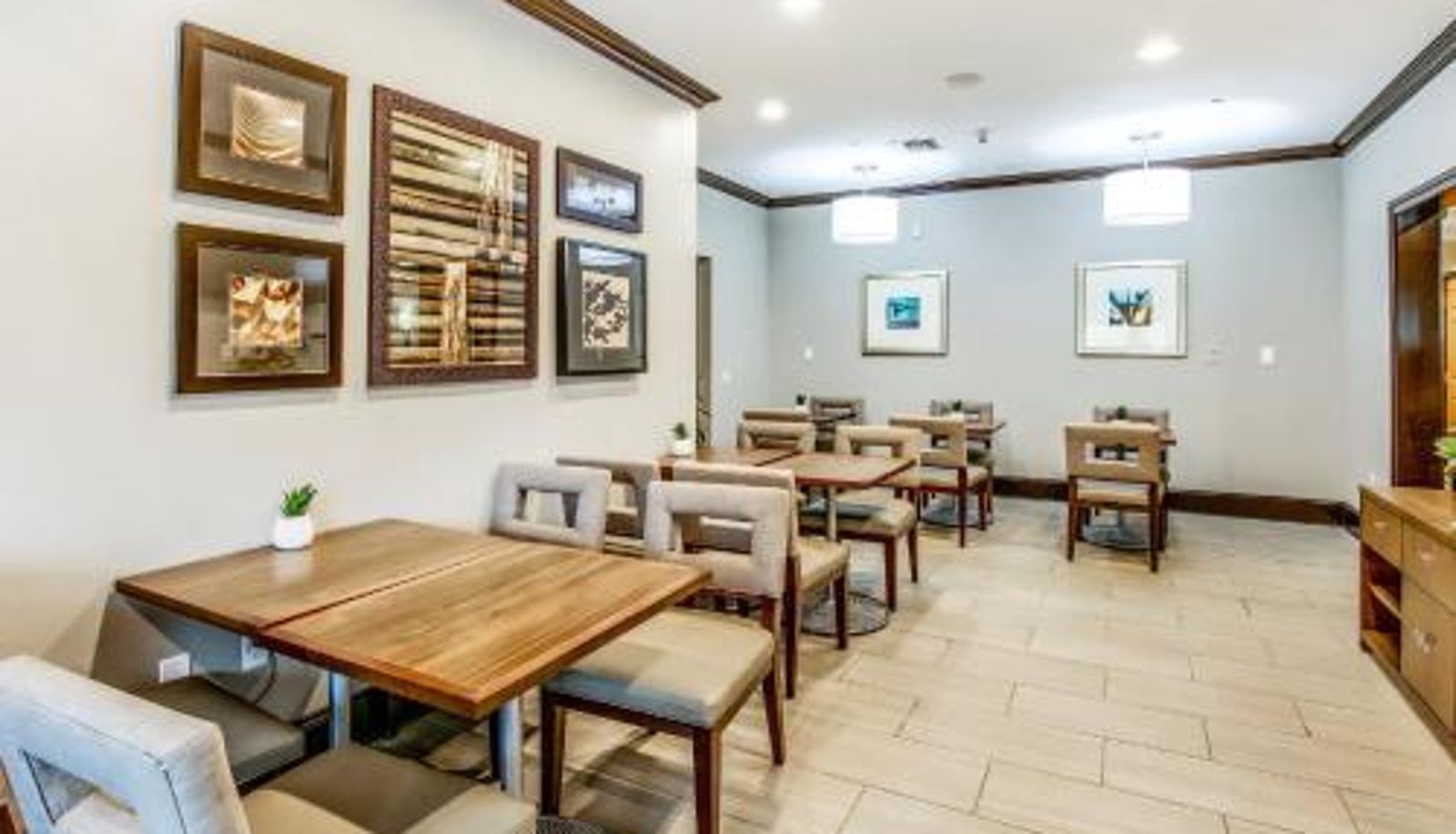 Sala prima colazione all'interno del ristorante - Staybridge Suites Gulf Shores by IHG