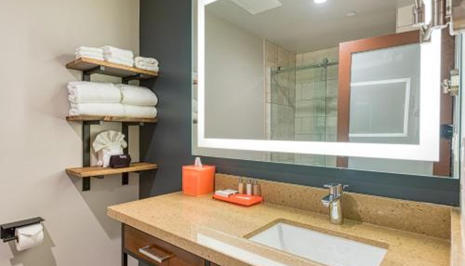 Bathroom - Hotel Lexen Newhall & Santa Clarita - Near Six Flags Magic Mountain