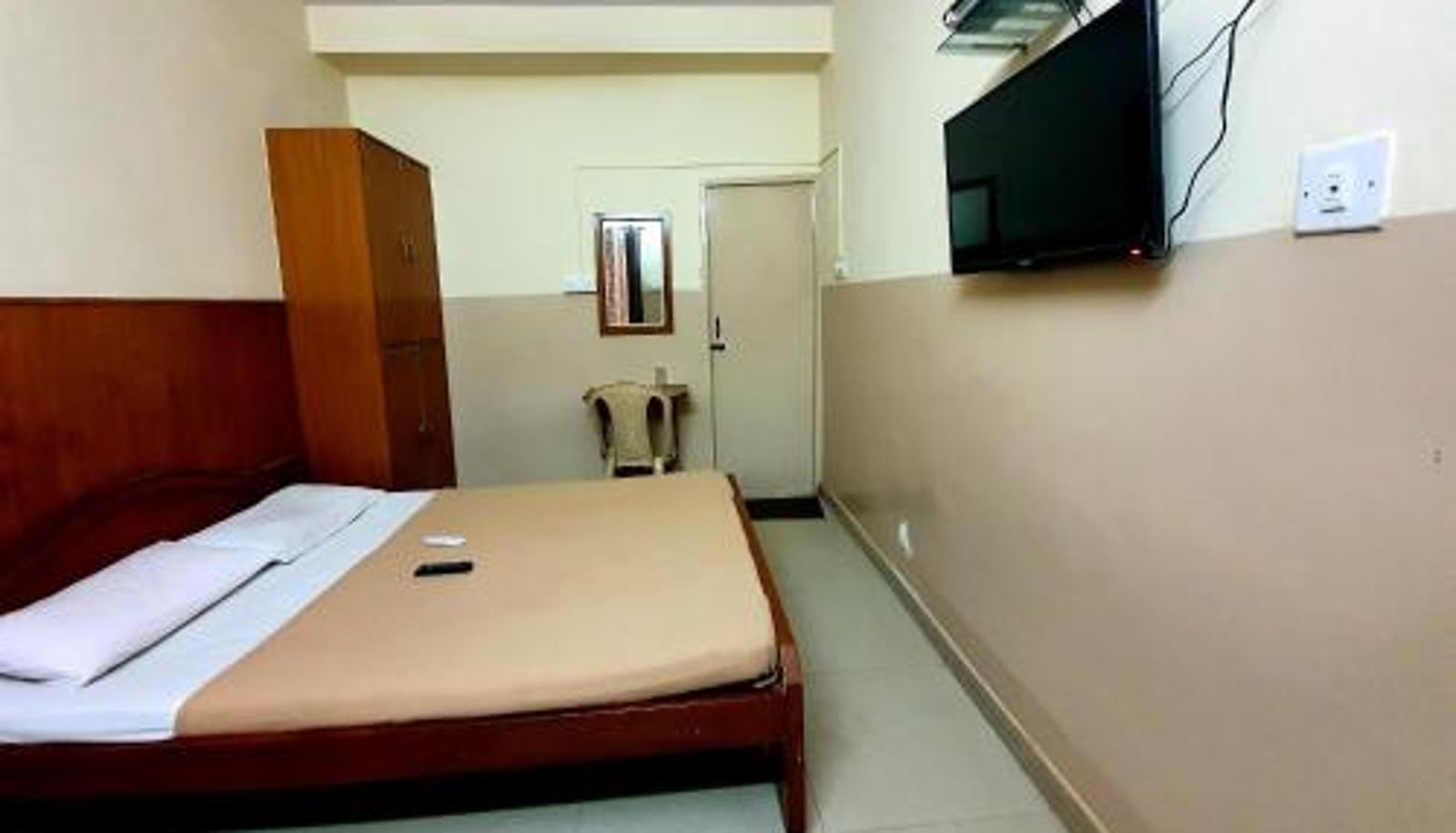 Zimmer - Veekay Residency