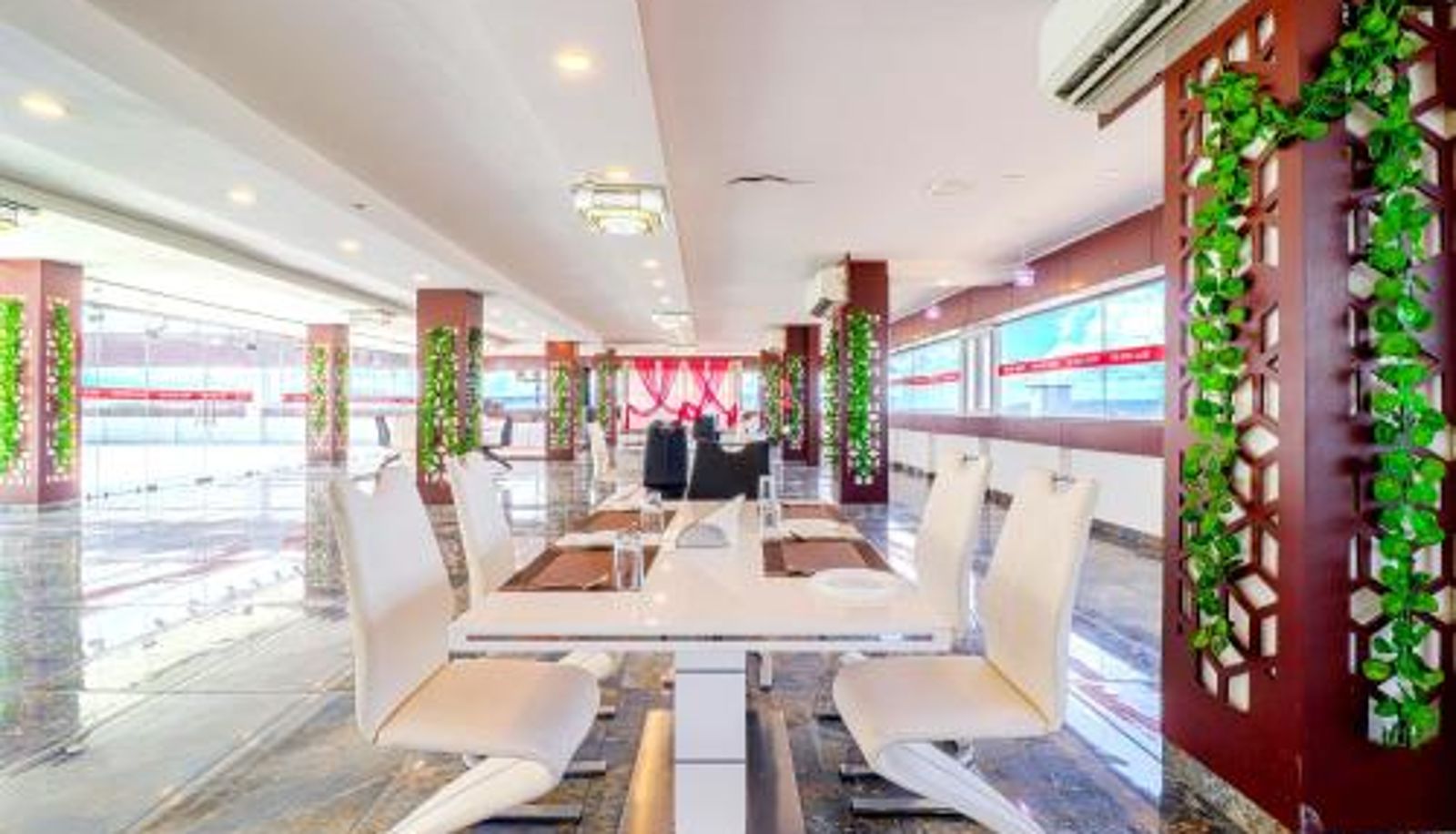 Ontbijtzaal in het restaurant - The Glory Hotel