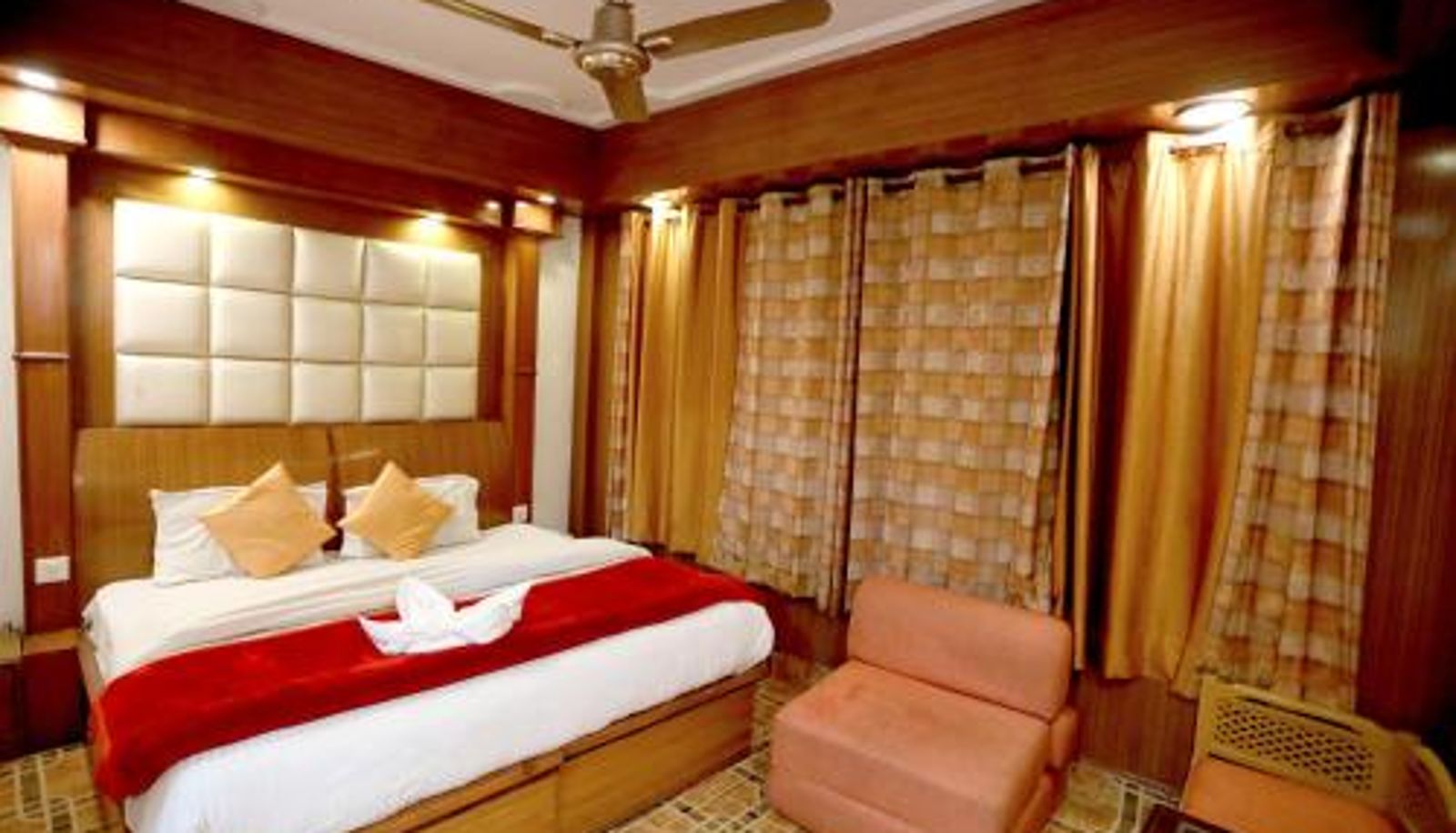 Room - Calux Hill Queen at Mall Road with Parking - Formerly Amara