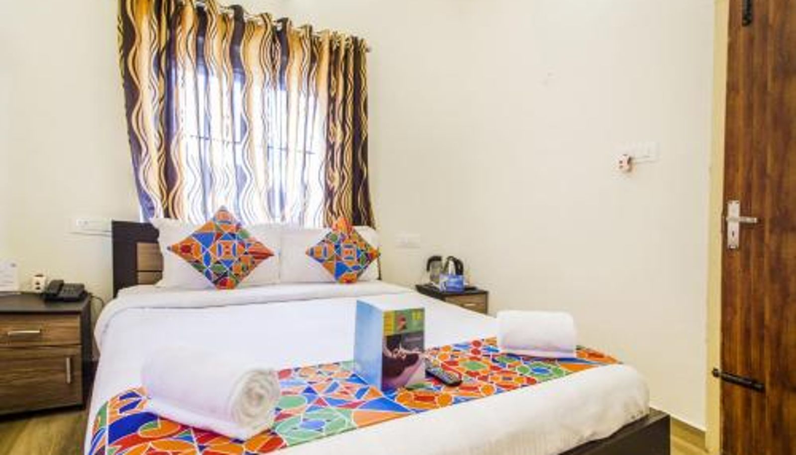 Kamer - FabExpress Grand Castle Hill Resorts - Ooty Lake - 800m