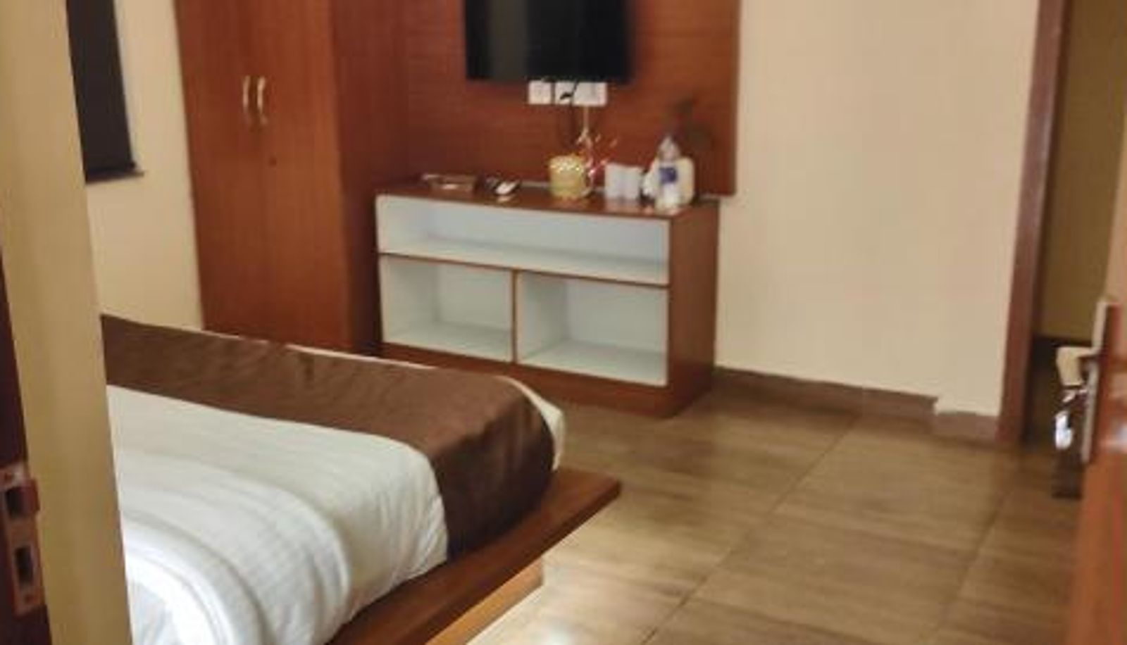 Suite - Icebergs Mussoorie - A Boutique stay and 24 hrs roof top cafe