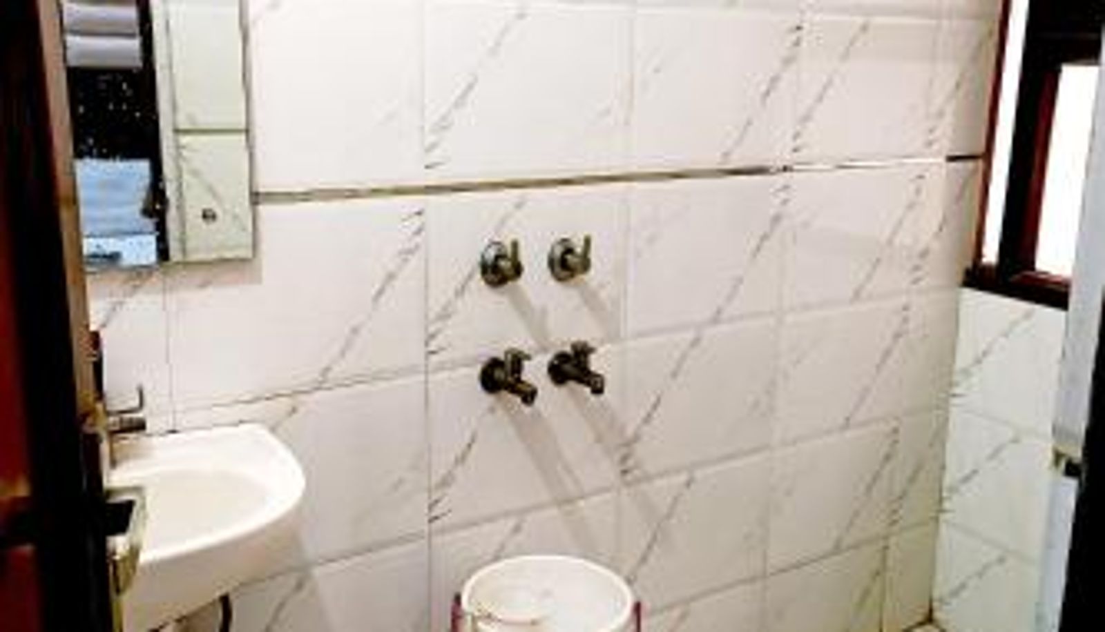 Badezimmer - Hotel Crystal Deluxe at New Delhi Railway Station
