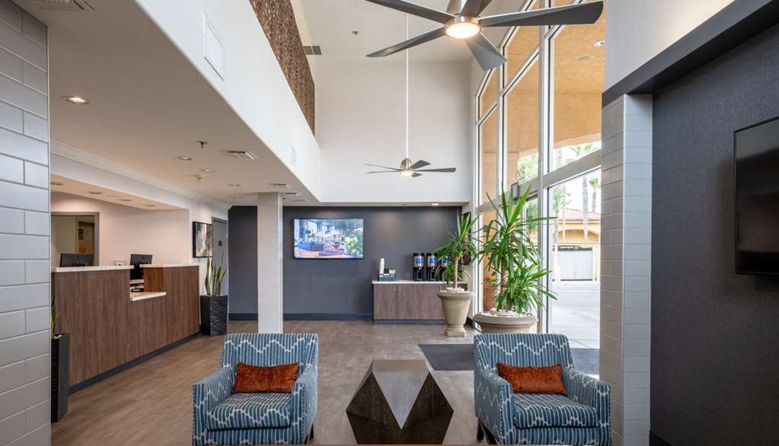 Hall - Best Western Inn & Suites Lemoore