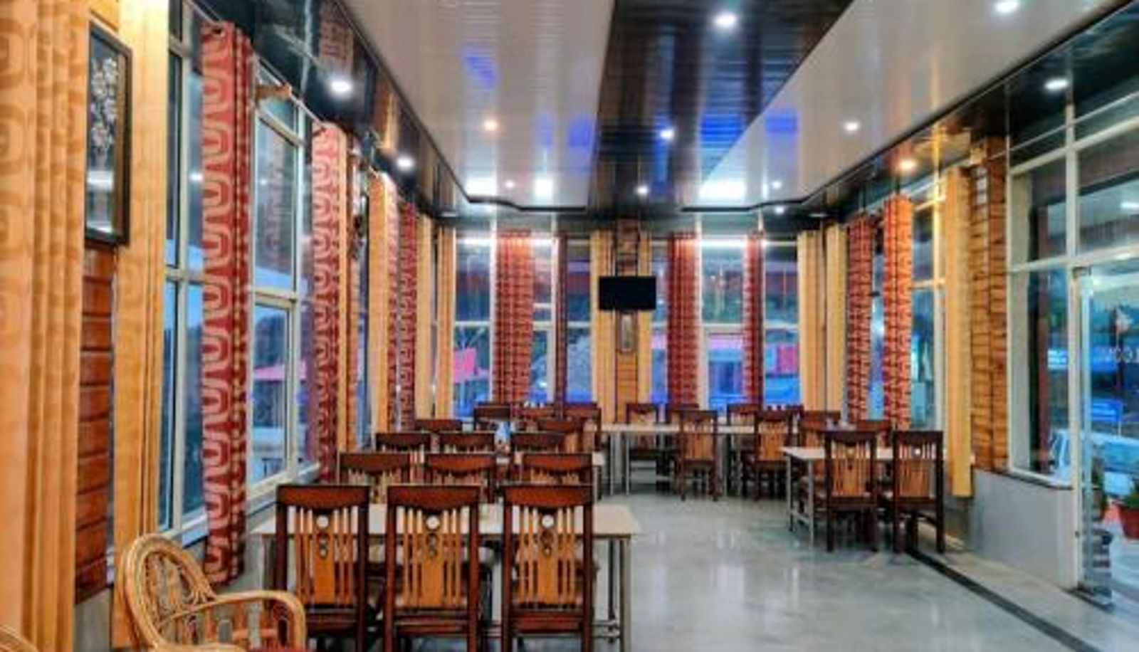 Sala de desayunos dentro del restaurante - Hotel Mount View Dhanaulti Dreams
