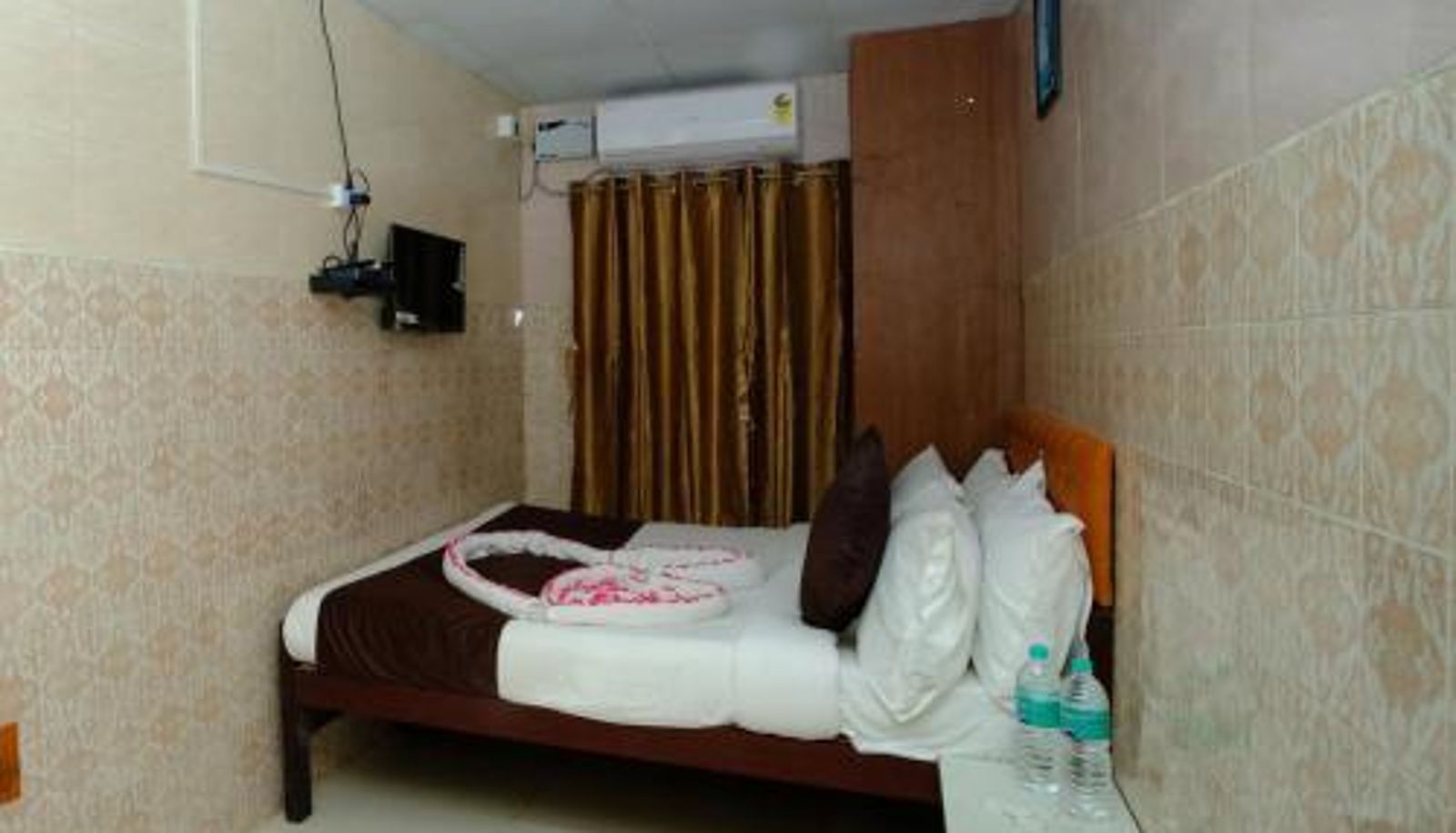 Chambre - Aum Karthikeya Residency