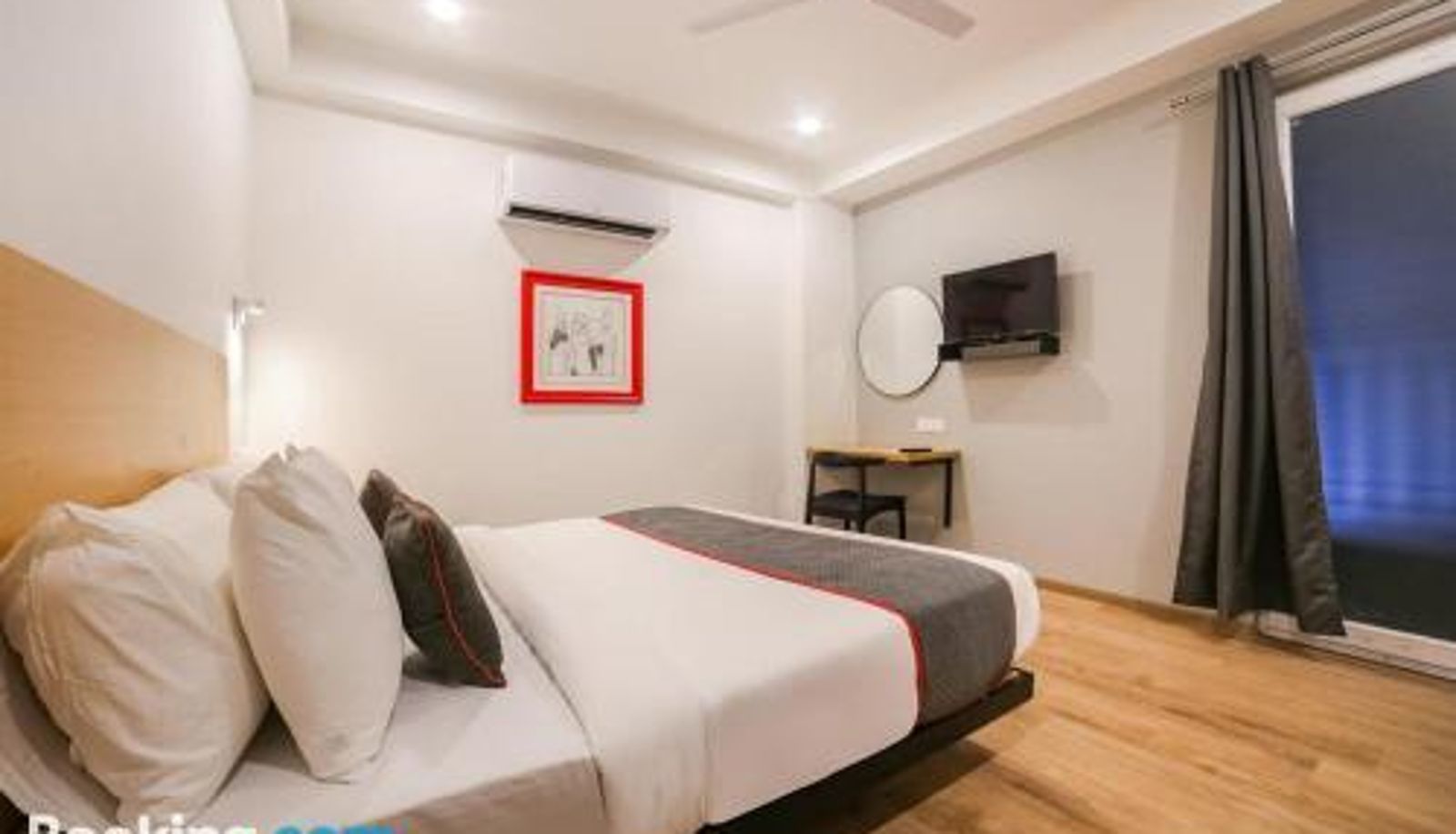 Zimmer - Noida Sector 18" Hotel Admire Inn "Atta Market