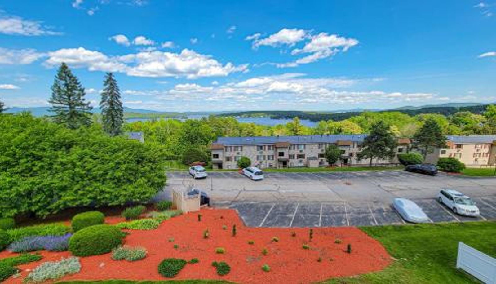 Buitenruimte van het hotel - Village of Winnipesaukee by CoolVacay