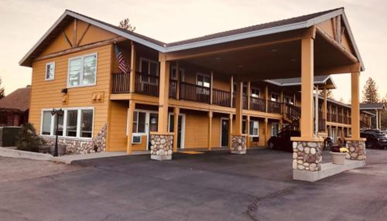 Hotel outdoor area - Antlers Inn
