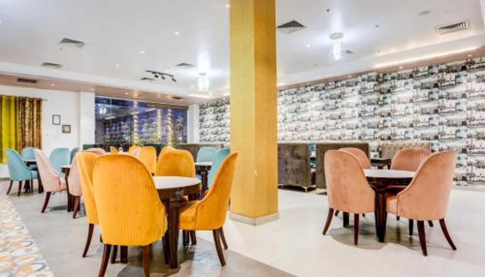 Ontbijtzaal in het restaurant - Palette by CheckIn Bareilly Formerly Bellazio Suites