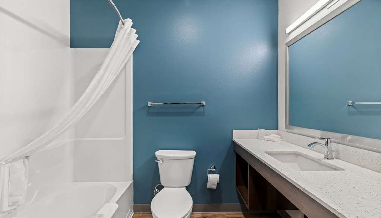 Zimmer - WoodSpring Suites Corona