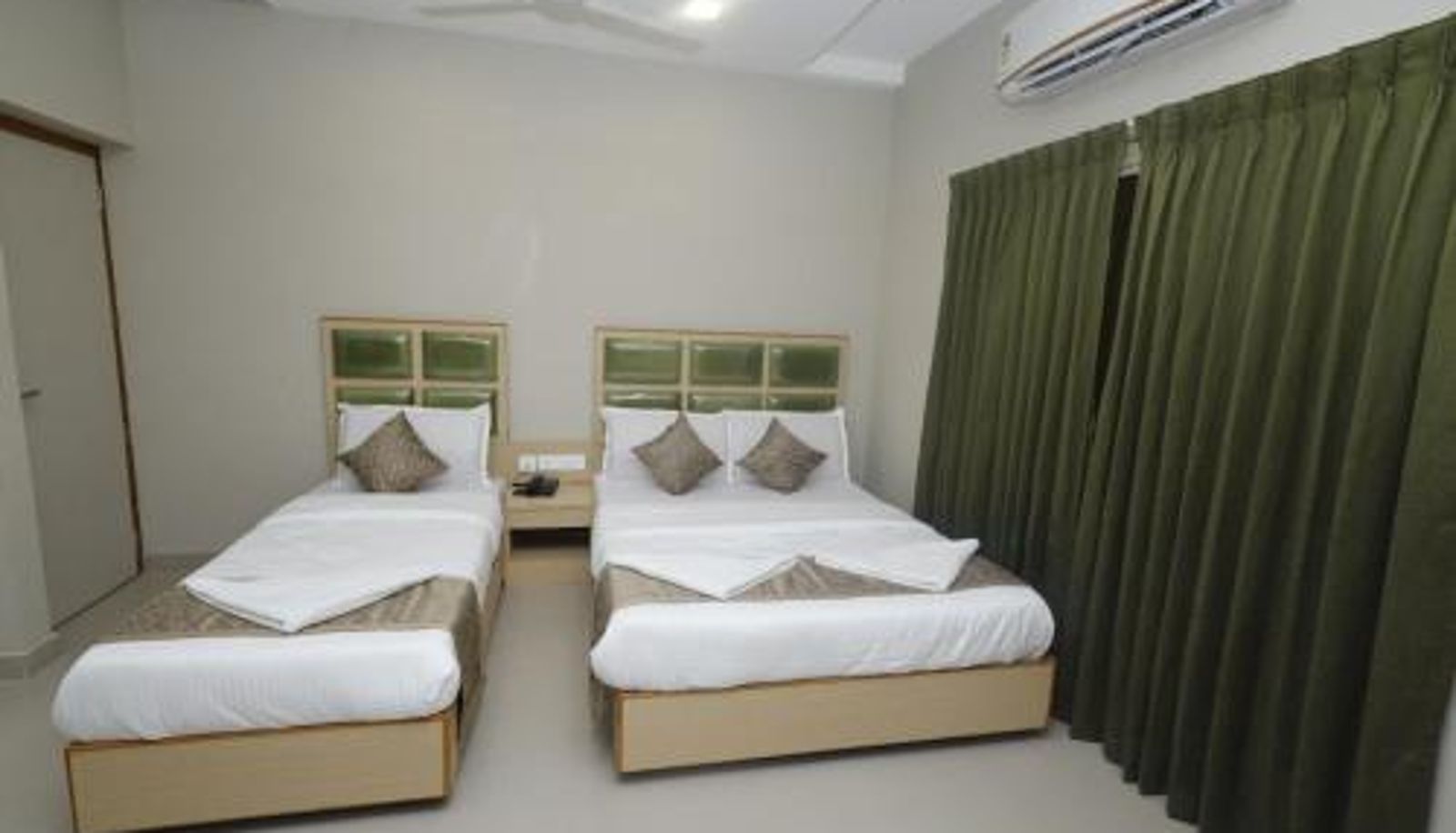 Standardzimmer - Saligramam Grand Courtyard Business Hotel