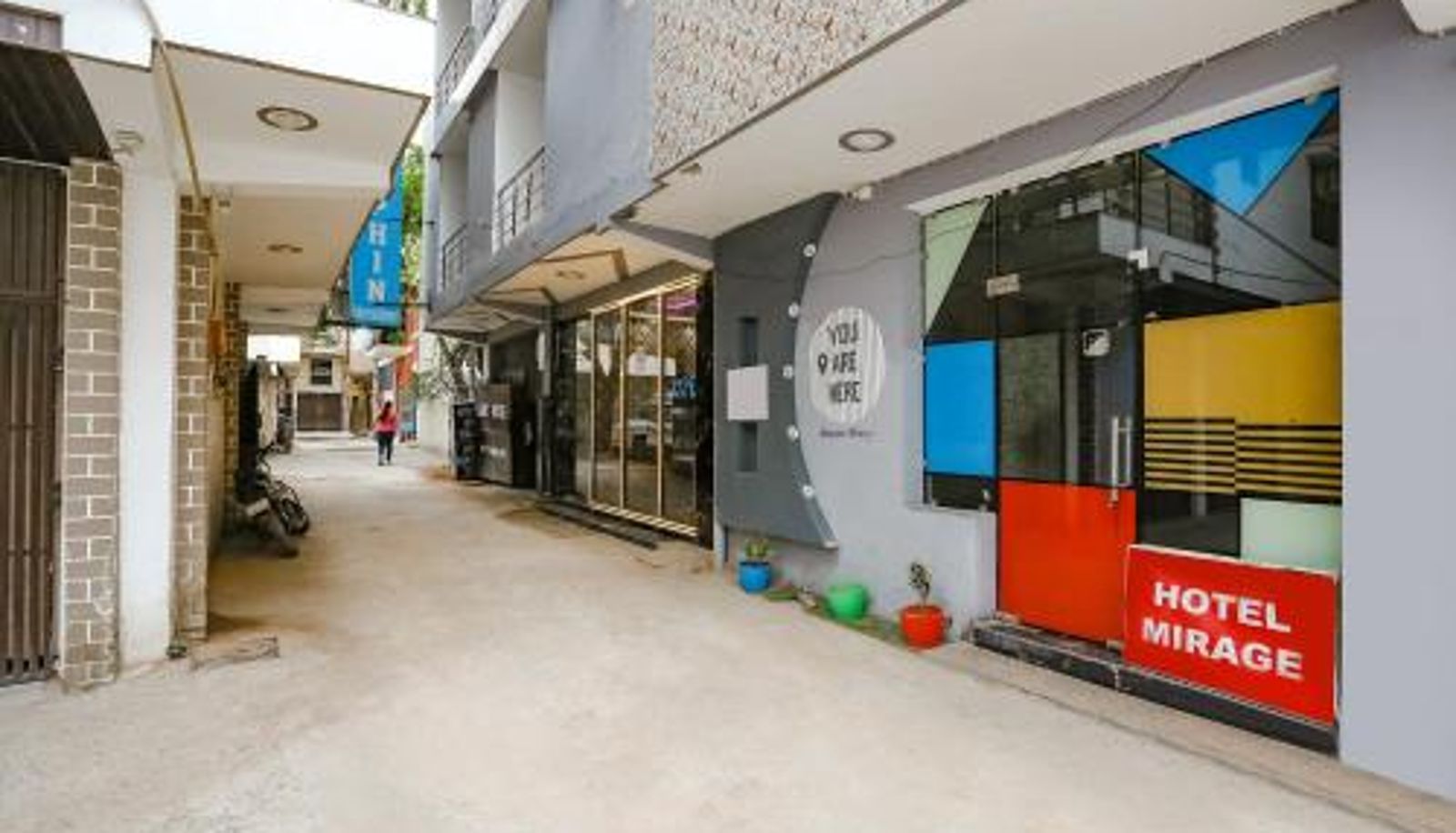 Buitenruimte van het hotel - Via Mirage