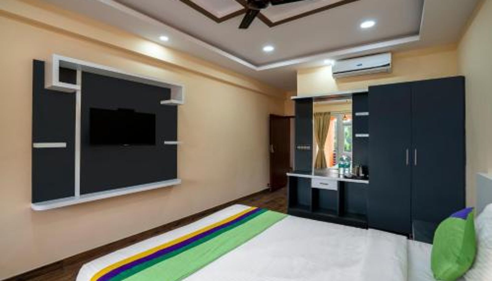 Zimmer - Treebo Sky Vista Suites with Hill View