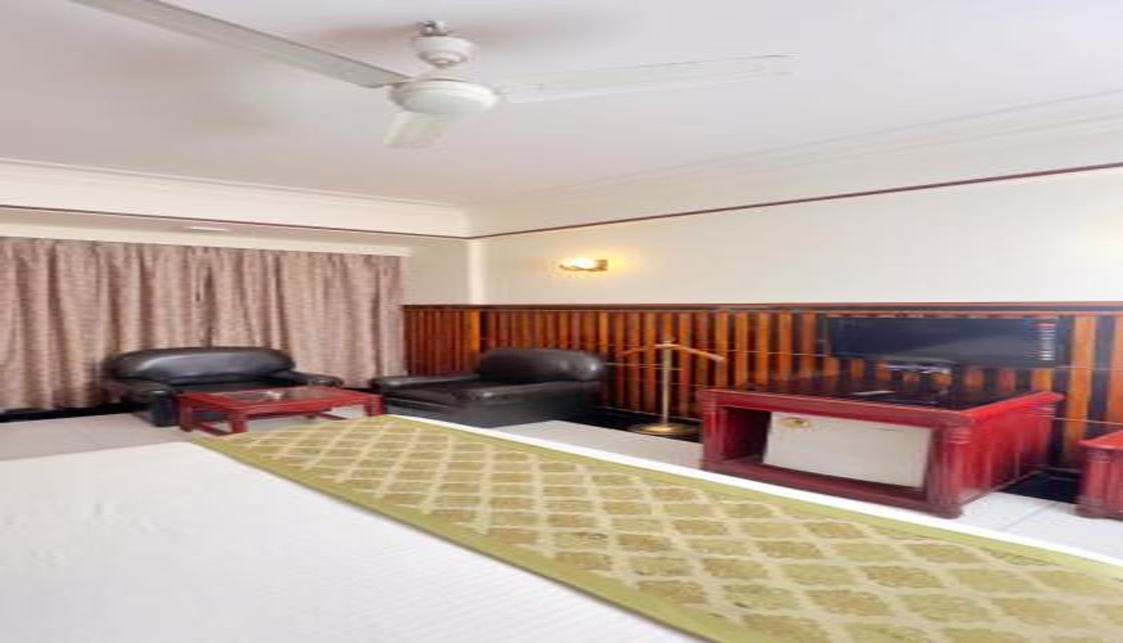 Información - Hotel Mera Mann