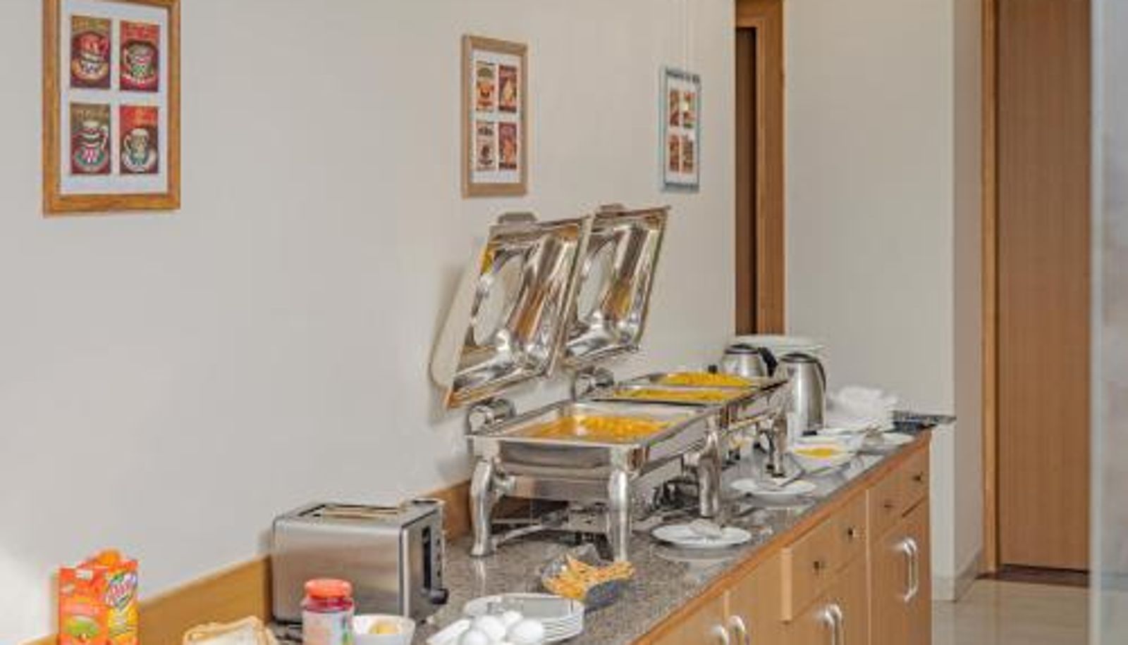 Sala de desayunos dentro del restaurante - Treebo Azure