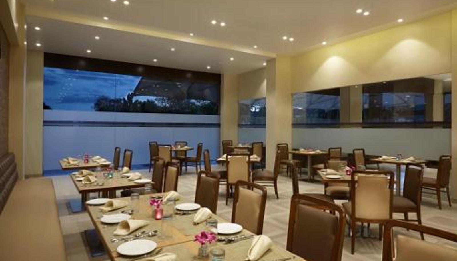 Sala de desayunos dentro del restaurante - Junagadh Click Hotel