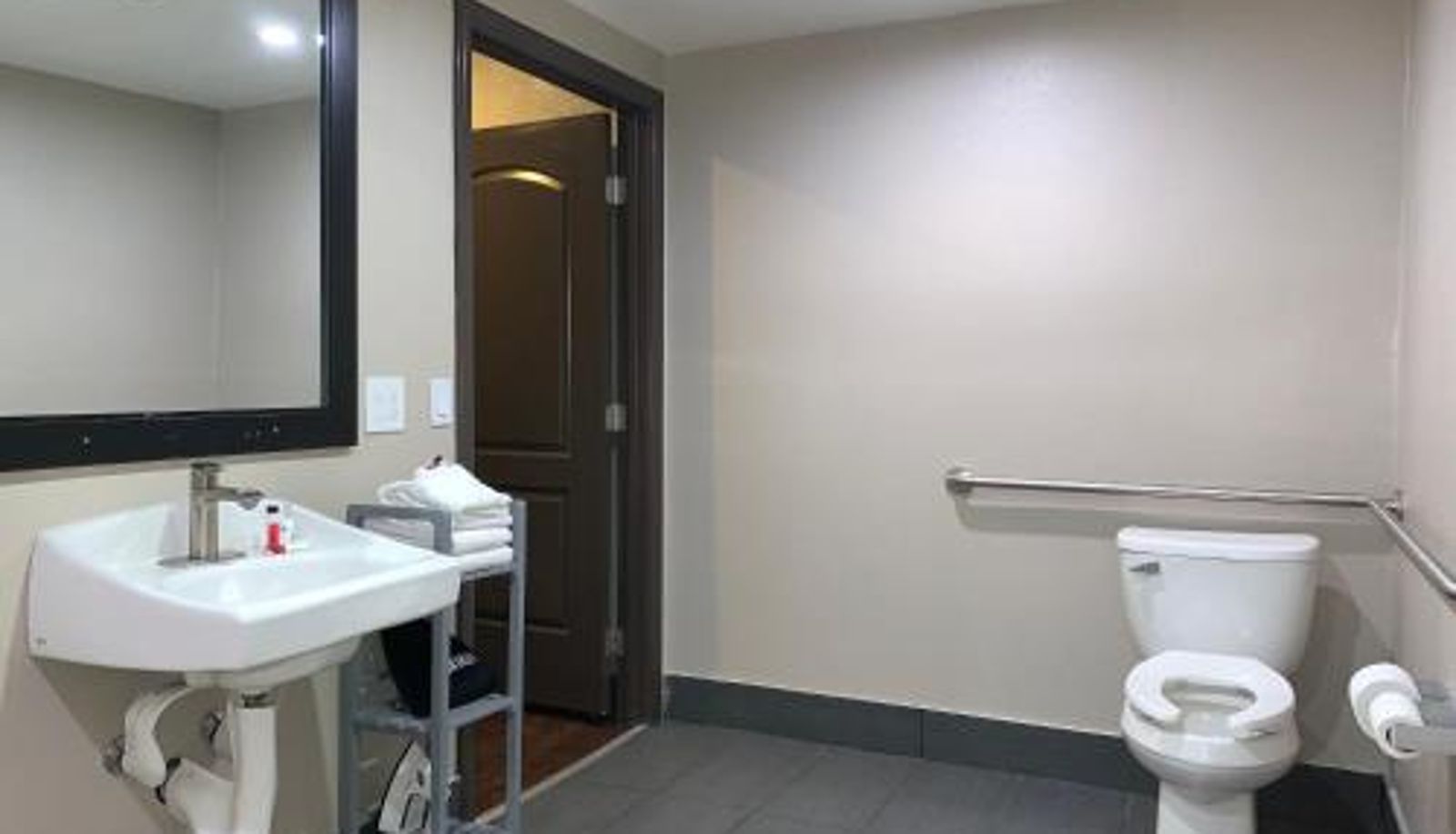 Badezimmer - Skyways Hotel