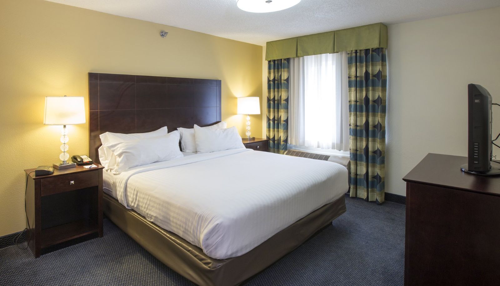 Room - Holiday Inn Express & Suites ST. JOSEPH LAKEFRONT by IHG