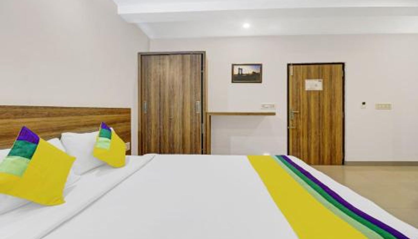 Family room - With Bar & Restaurant Itsy Hotels Vijaya Comforts