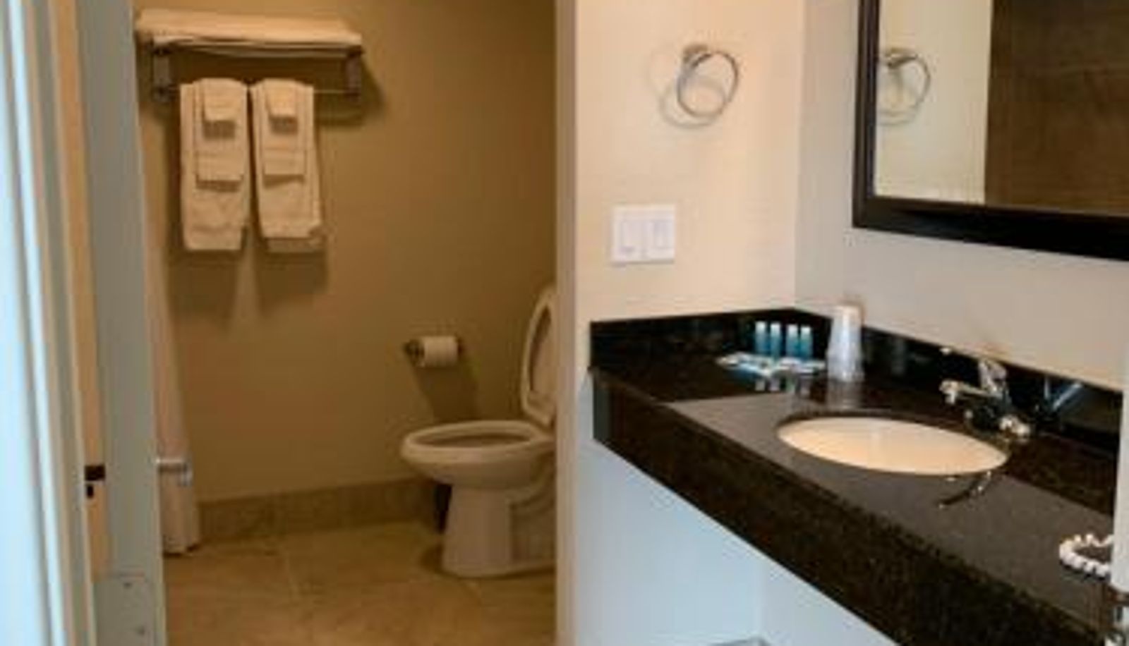 Badezimmer - Apple Valley Hotel & Lodge