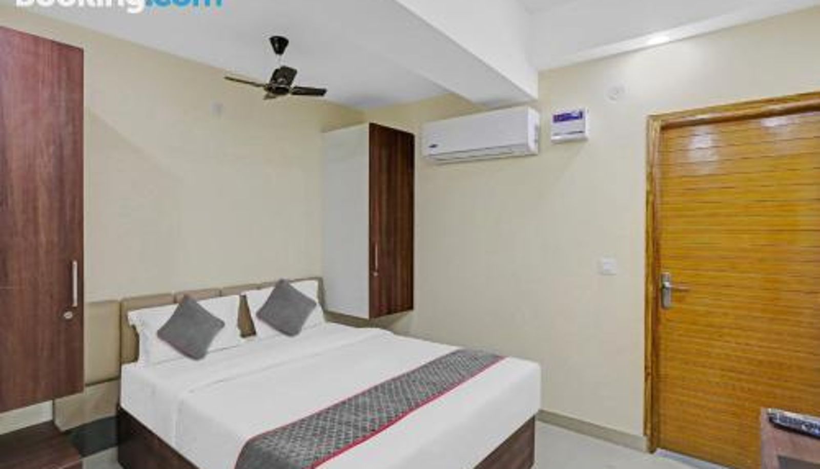 Room - Super OYO Collection O Meera Eternity