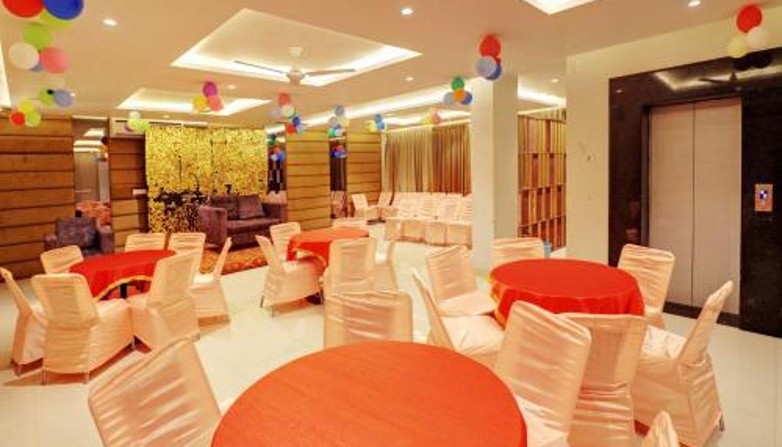 Breakfast room within the restaurant - Hotel Mystic Inn