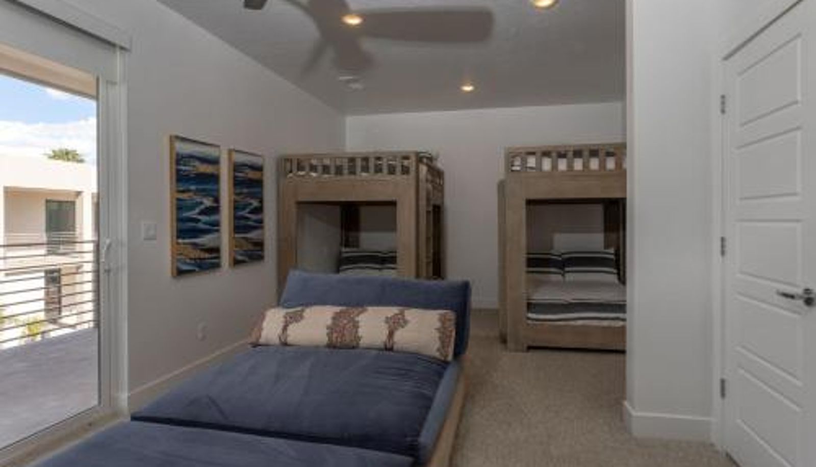 Family room - Lofts 13 4-bedroom Modern Loft Steps from the Pool