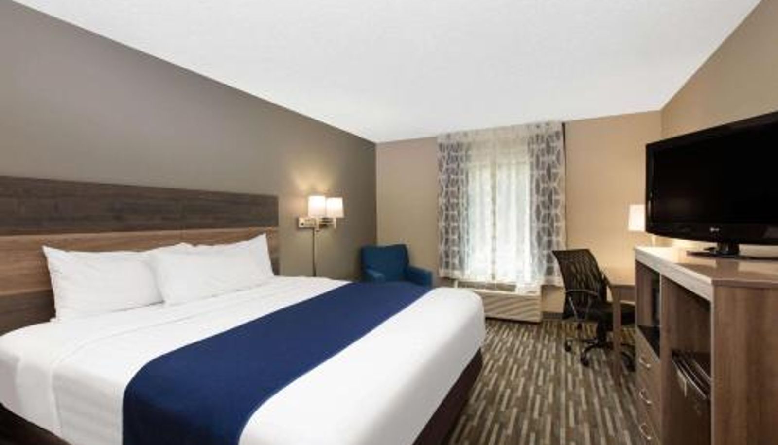 Room - Days Inn & Suites by Wyndham Wisconsin Dells