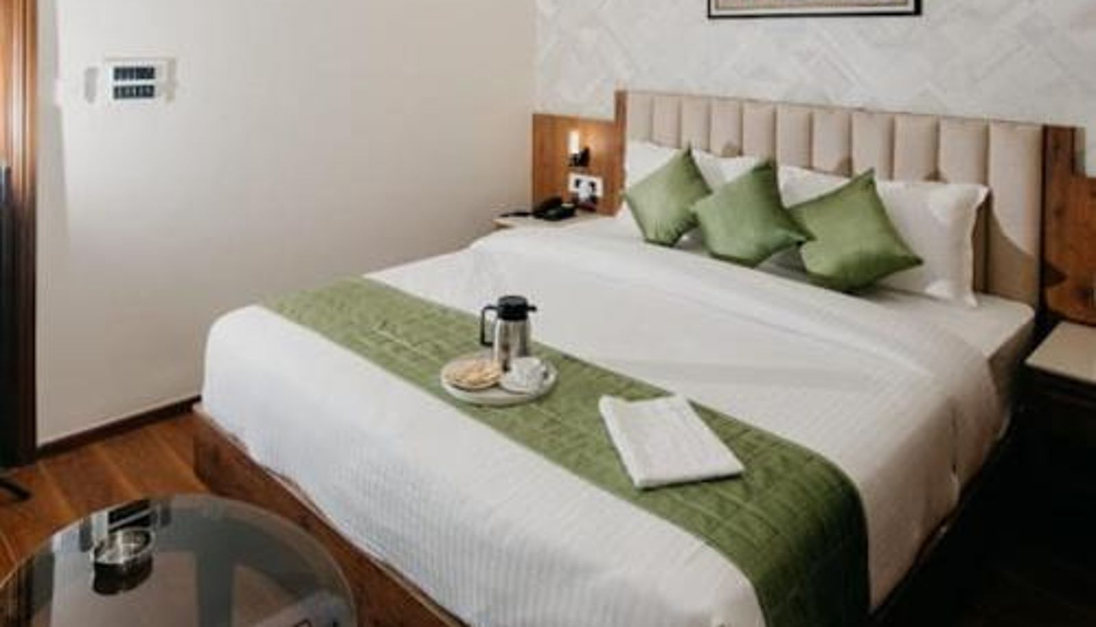 Room - HOTEL EMERALD INN