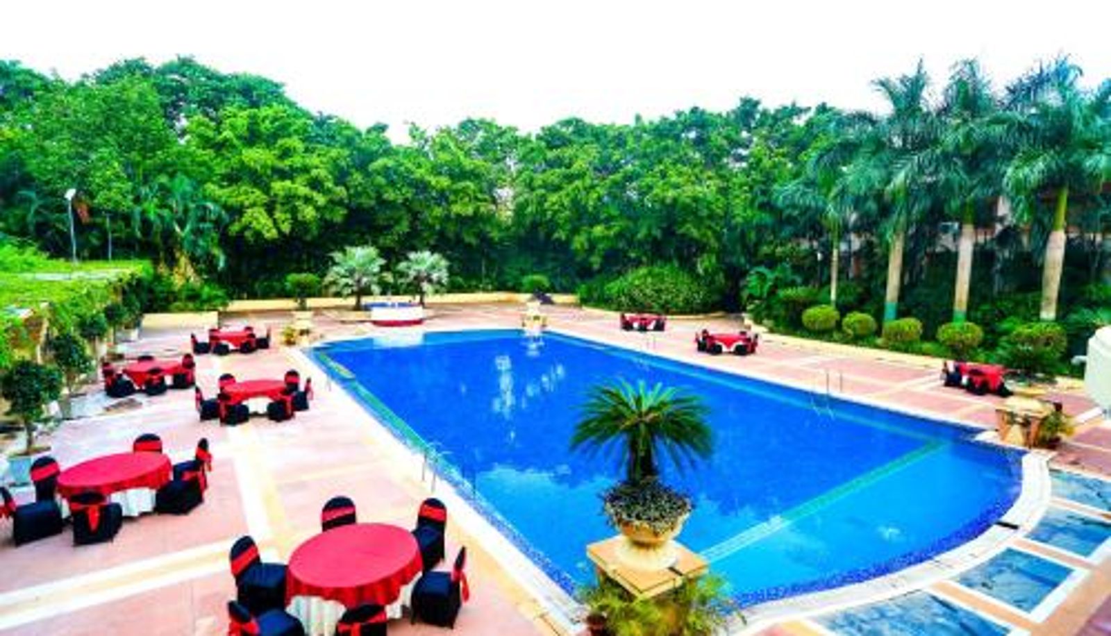 Piscina - Hotel Swosti Premium Bhubaneswar