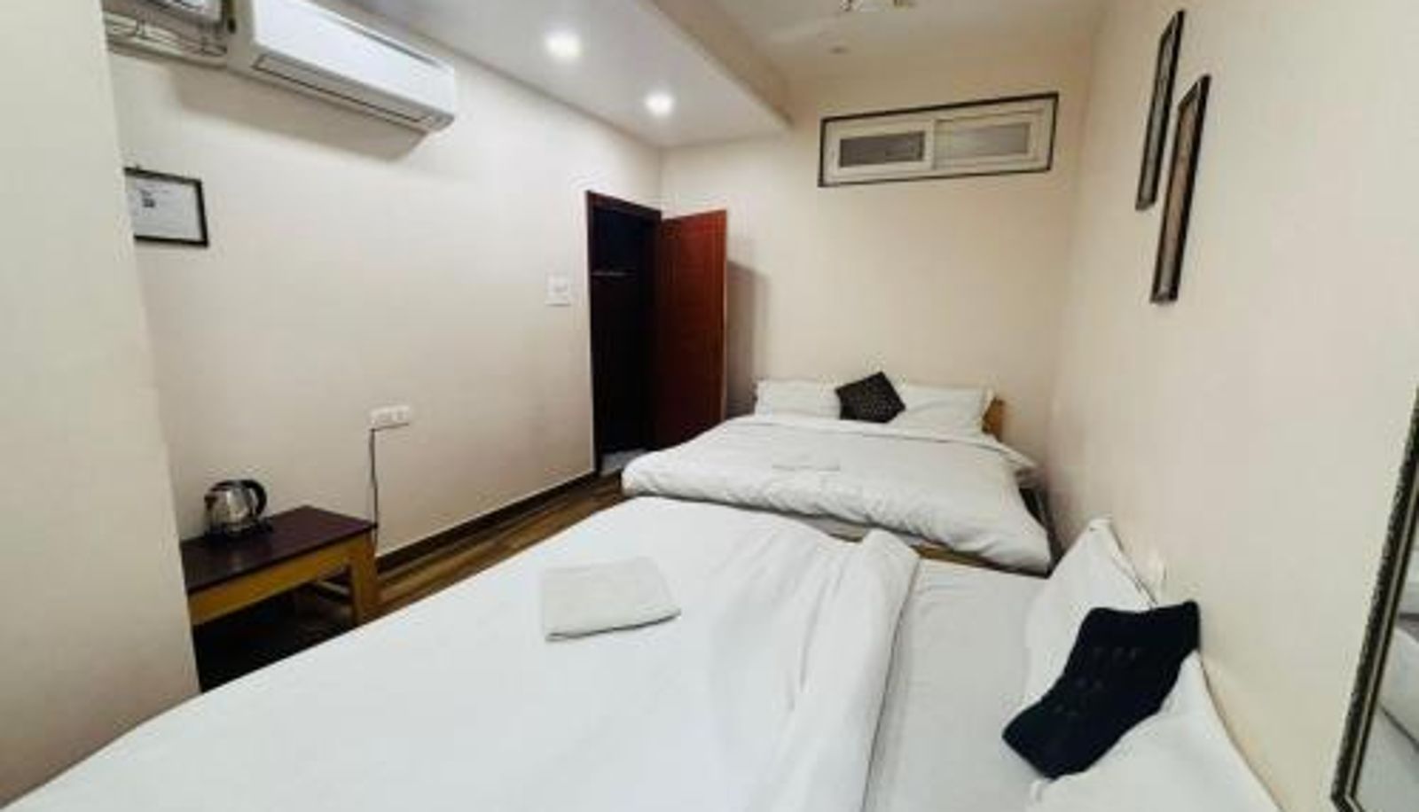 Info - Kitchen and all modern facilities Parking Stay Inn Kailasha - Lift