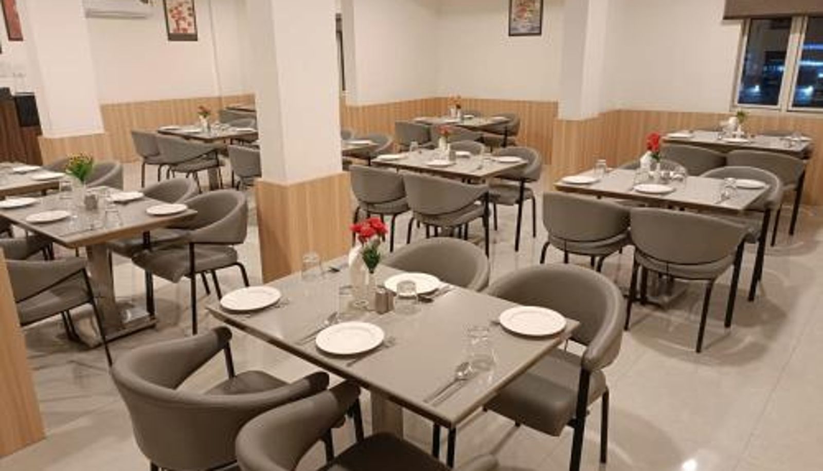 Frühstücksraum innerhalb des Restaurants - Zip By Spree Hotels Bhopal