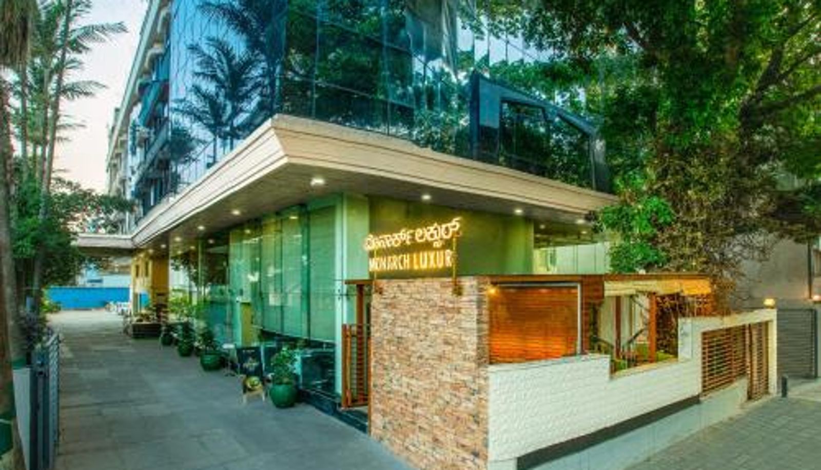 Zewnętrzna część hotelu - Monarch Luxur - Infantry Road