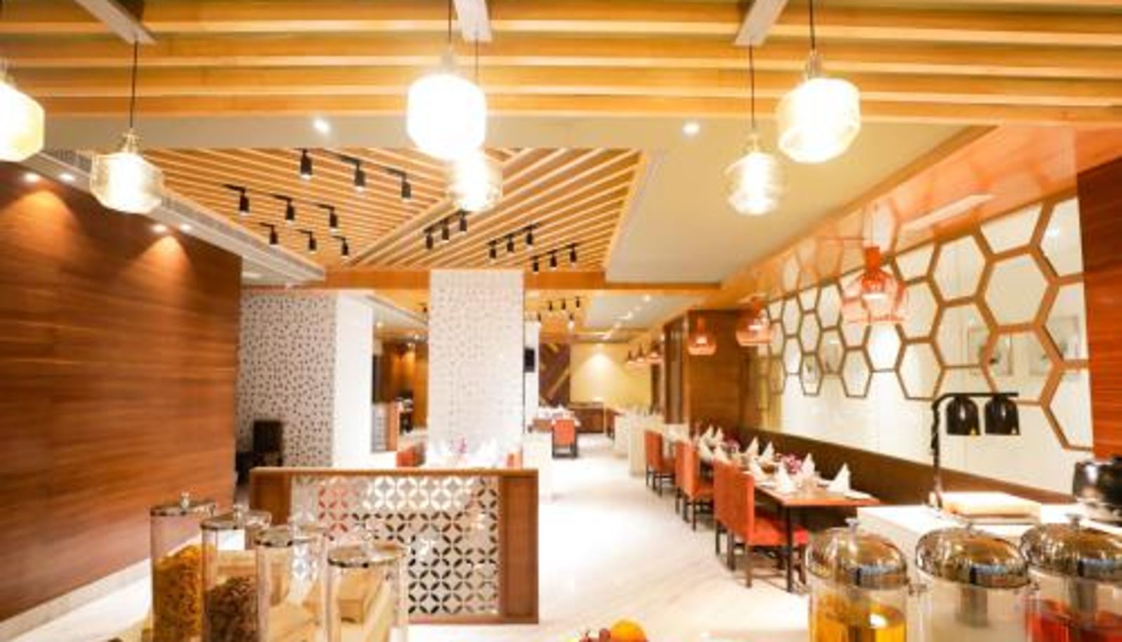 Ontbijtzaal in het restaurant - Sector 49 Sohna Road Regenta Suites Gurugram