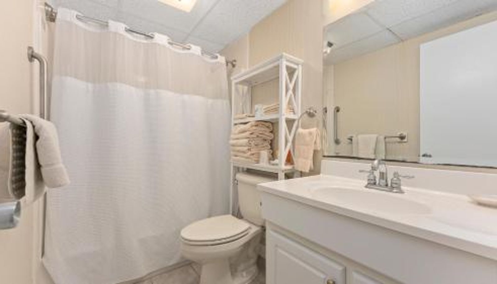 Badezimmer - Adventurer Oceanfront Inn