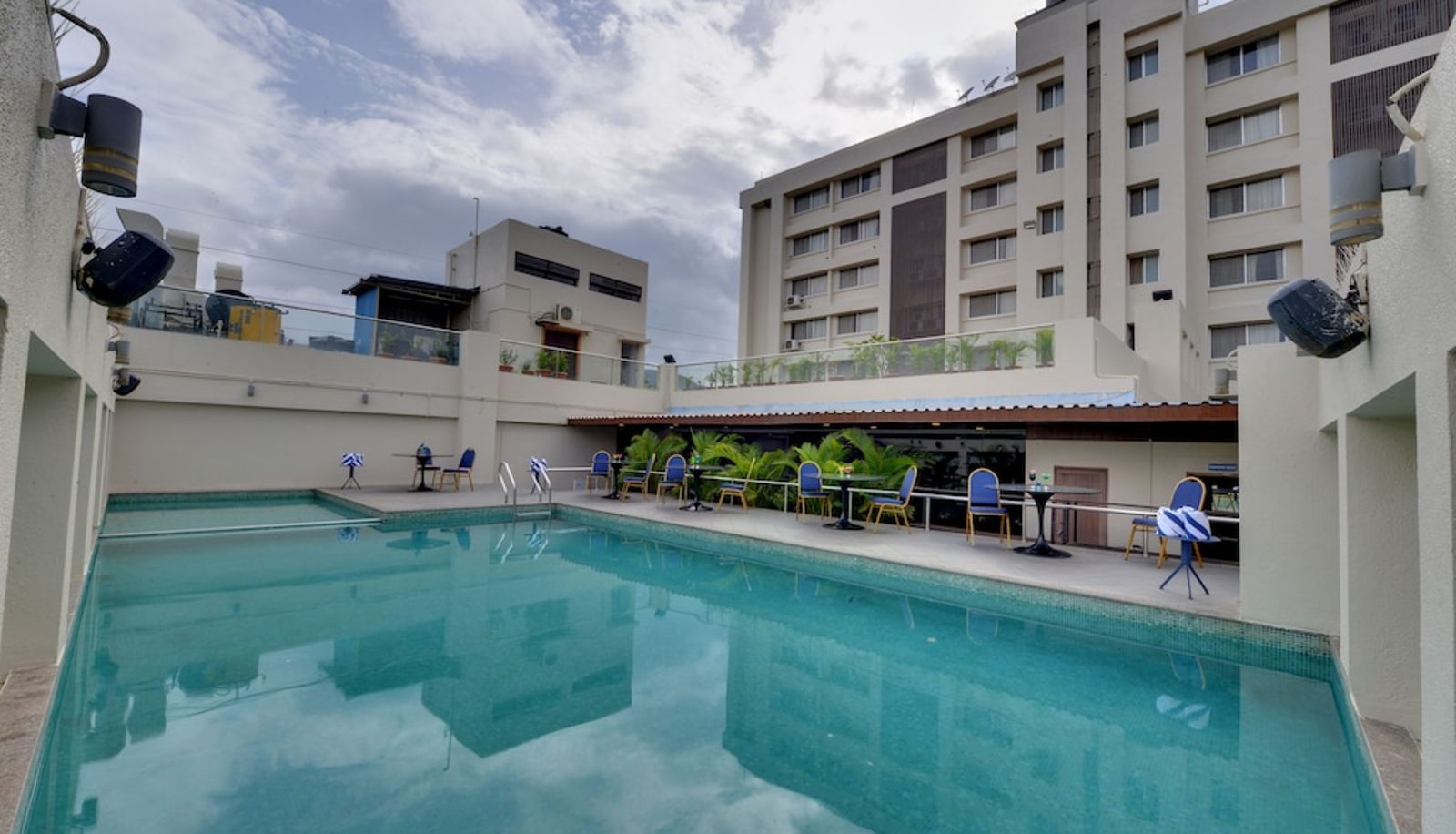 Piscina - The Fern Residency Pune Vadgaon Talegaon Series by Marriott