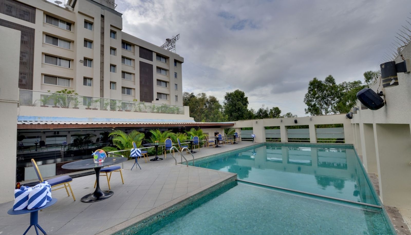 Piscina - The Fern Residency Pune Vadgaon Talegaon Series by Marriott