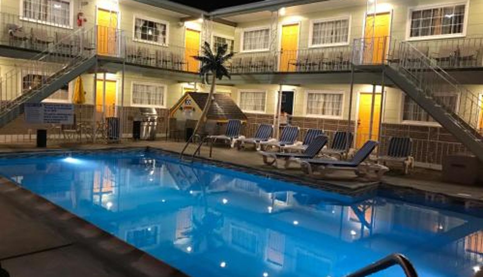 Zewnętrzna część hotelu - Sunrise Inn
