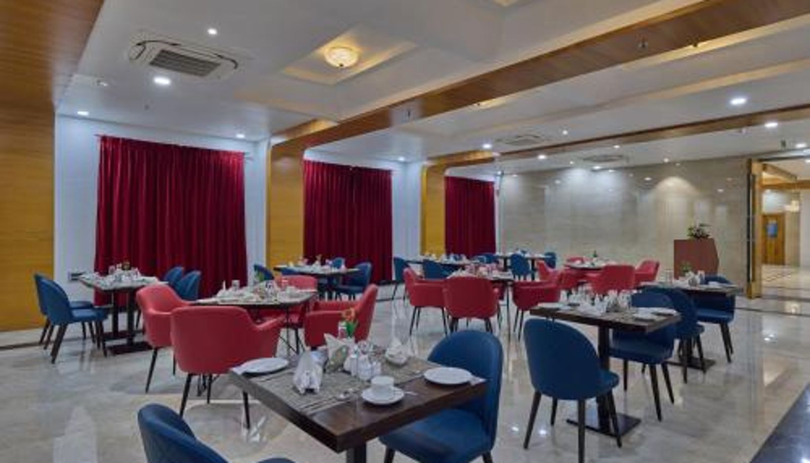 Frühstücksraum innerhalb des Restaurants - Golden Tulip Tirupati