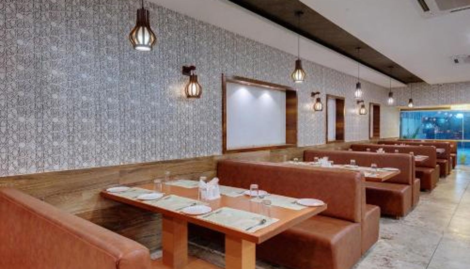 Salle de petit-déjeuner dans le restaurant - Dwarka Guruprerna Beacon Resort
