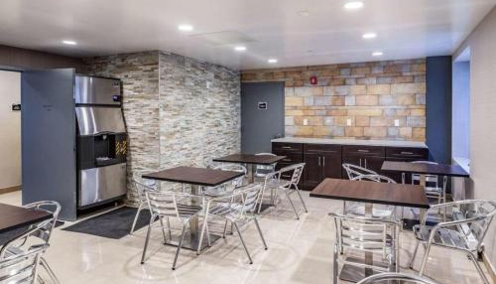 Frühstücksraum innerhalb des Restaurants - Umbrella Hotel Brooklyn - Newly Renovated