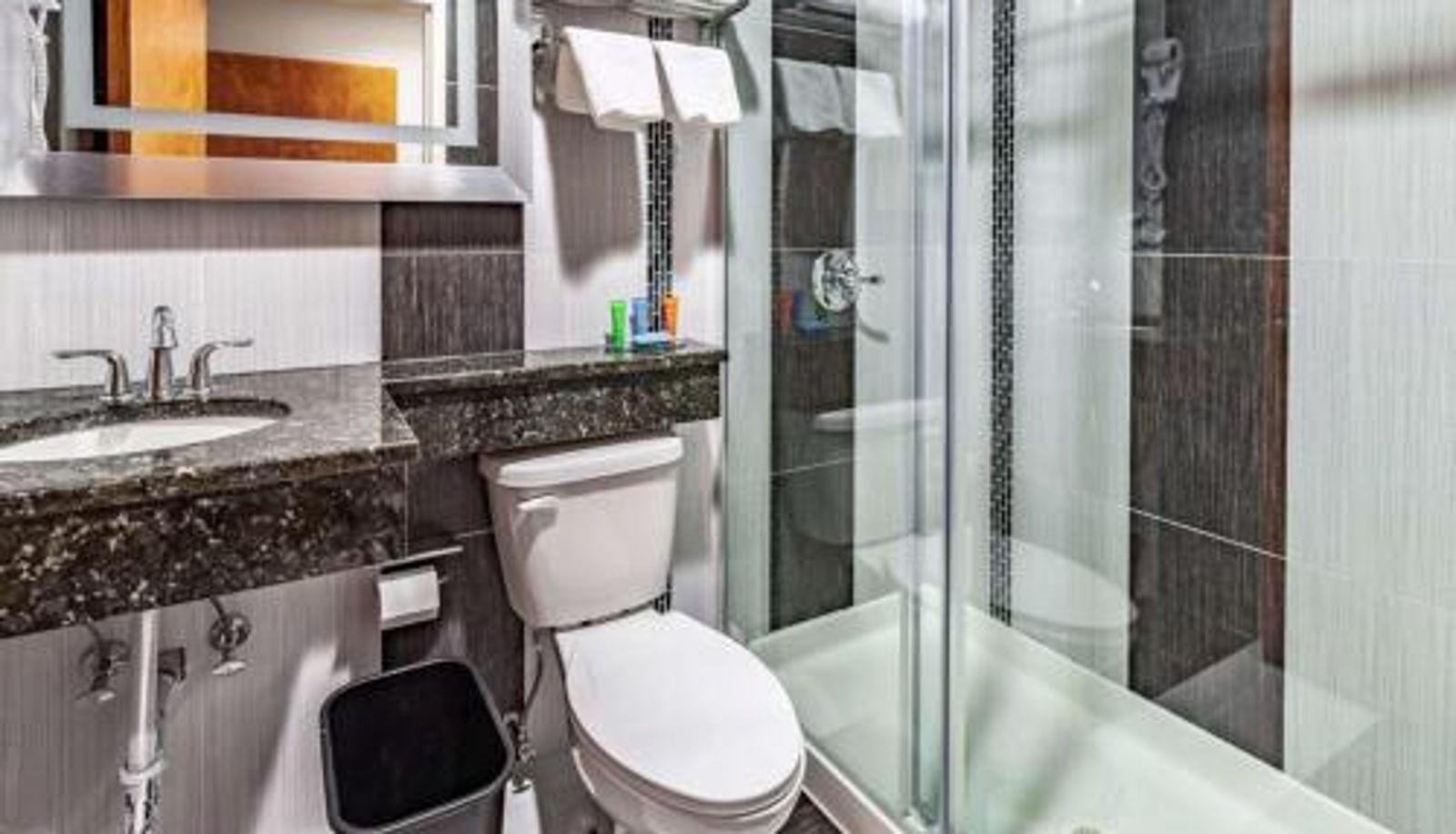 Badezimmer - Umbrella Hotel Brooklyn - Newly Renovated