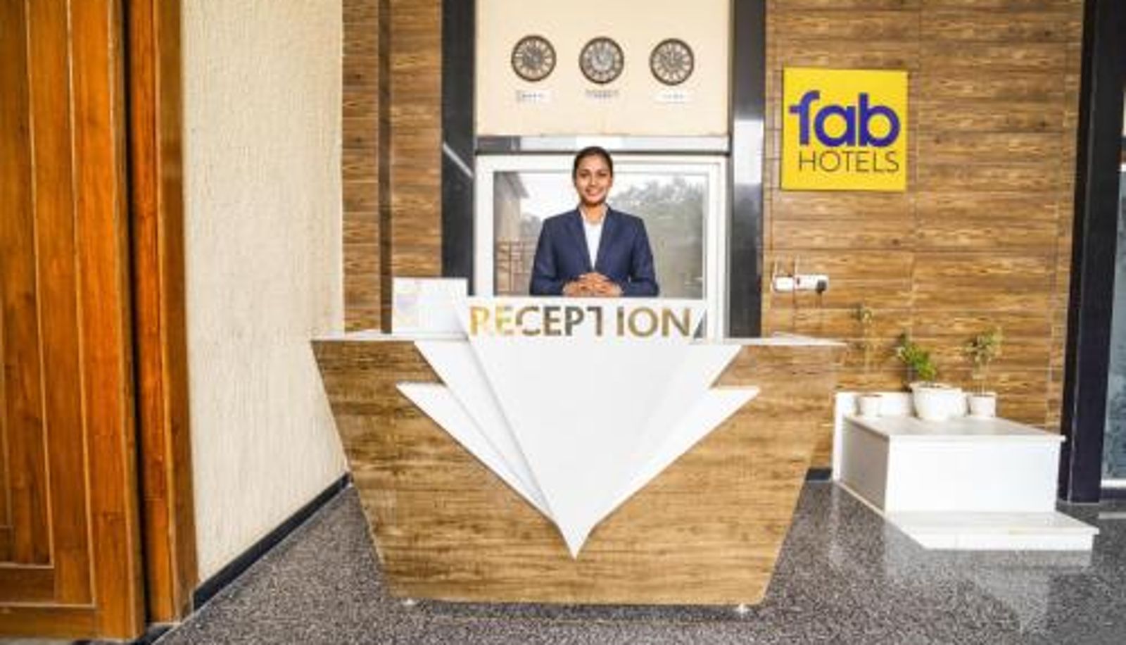 Reception - FabHotel Villa De Benares - Nr Tulsi Manas Mandir