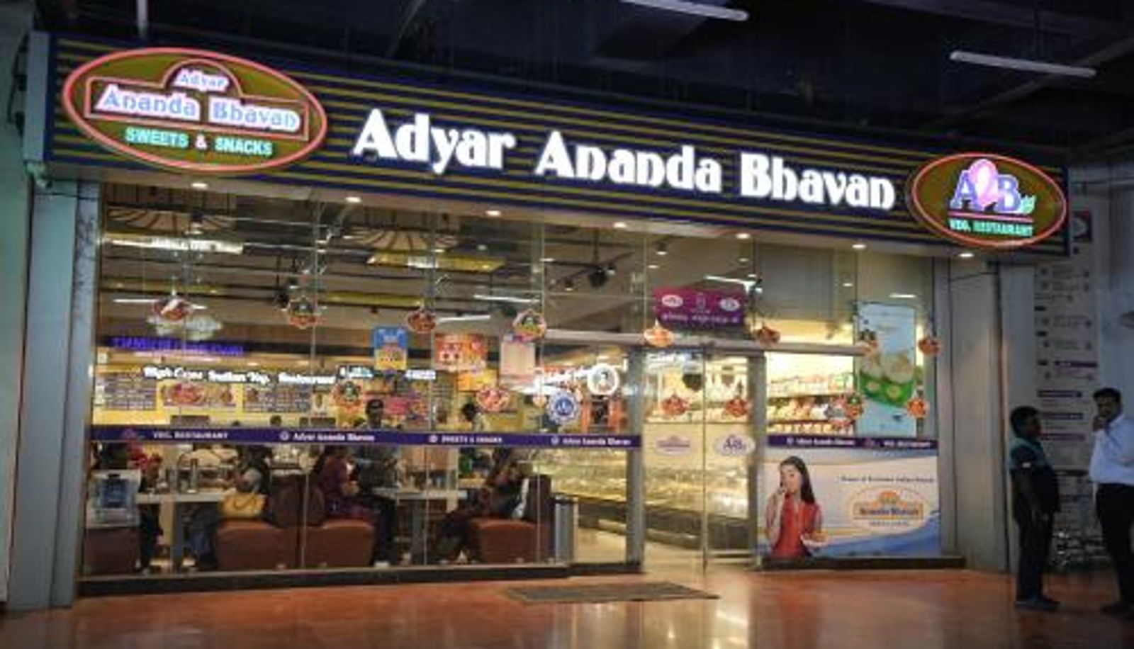 Frühstücksraum innerhalb des Restaurants - Grace Residency Chennai Airport