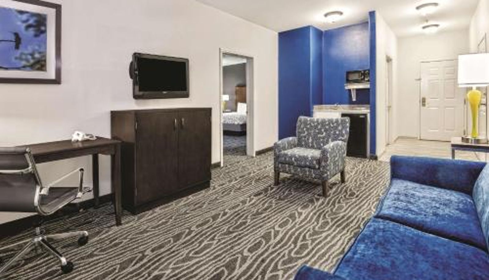 Suite - La Quinta Inn & Suites by Wyndham Mercedes Outlet Mall