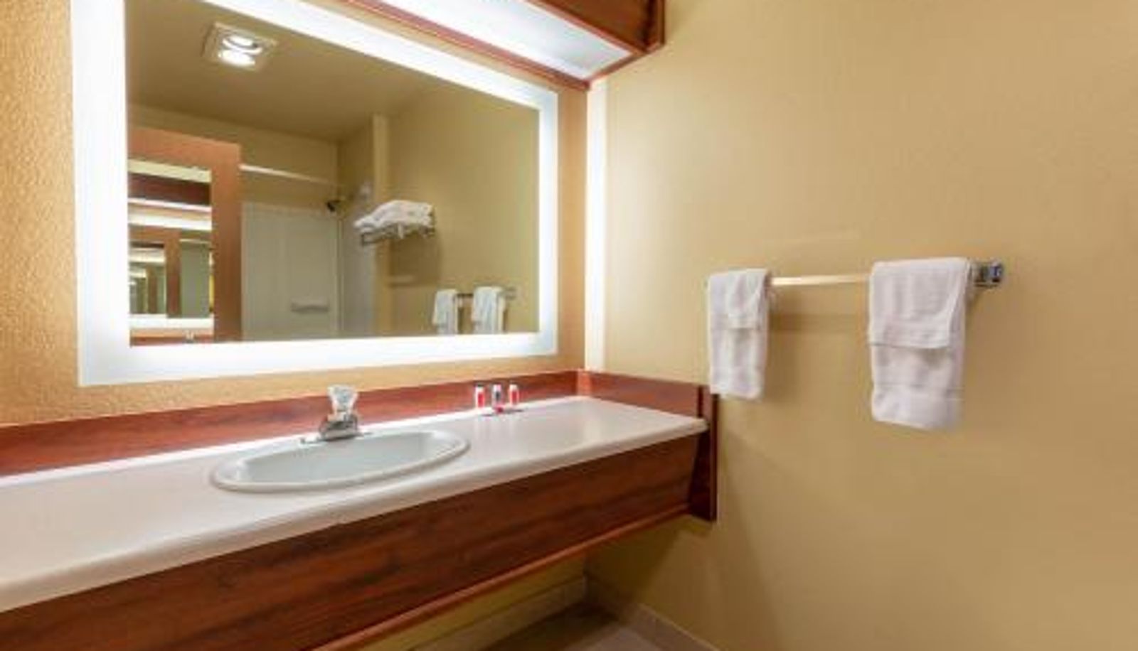 Cuarto de baño - Howard Johnson by Wyndham Leavenworth