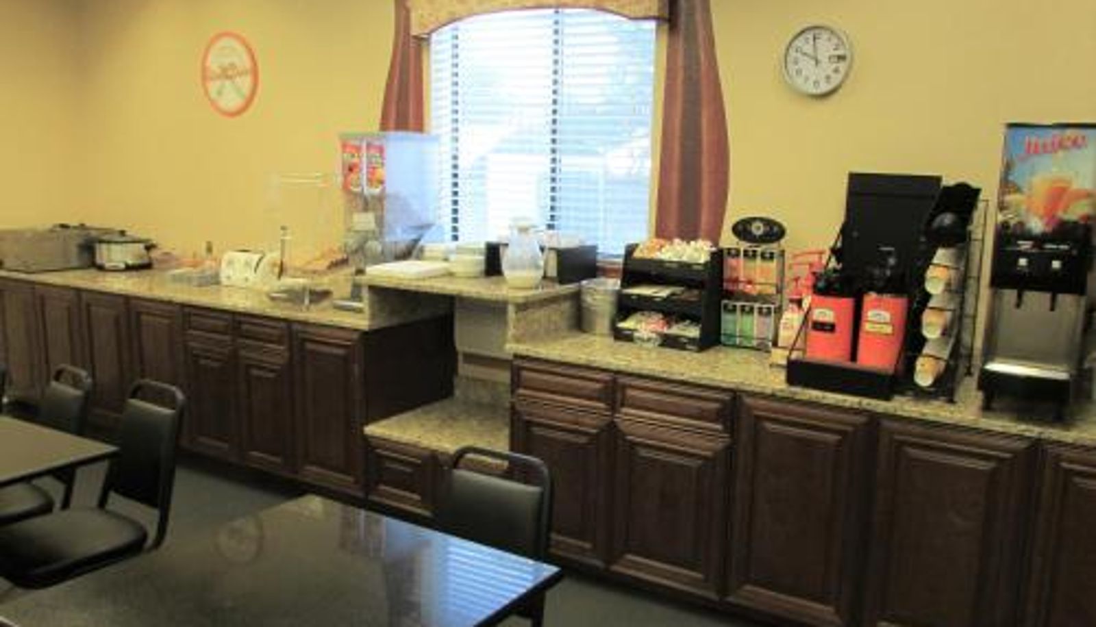 Sala de desayunos dentro del restaurante - Howard Johnson by Wyndham Leavenworth